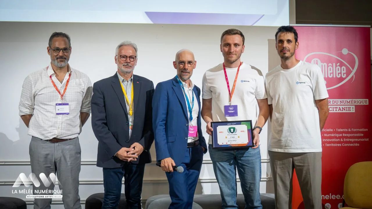 Remise du 1er prix du Bouclier Cyber à l'équipe Apocao, sur la scène de La Mêlée Numérique 2026